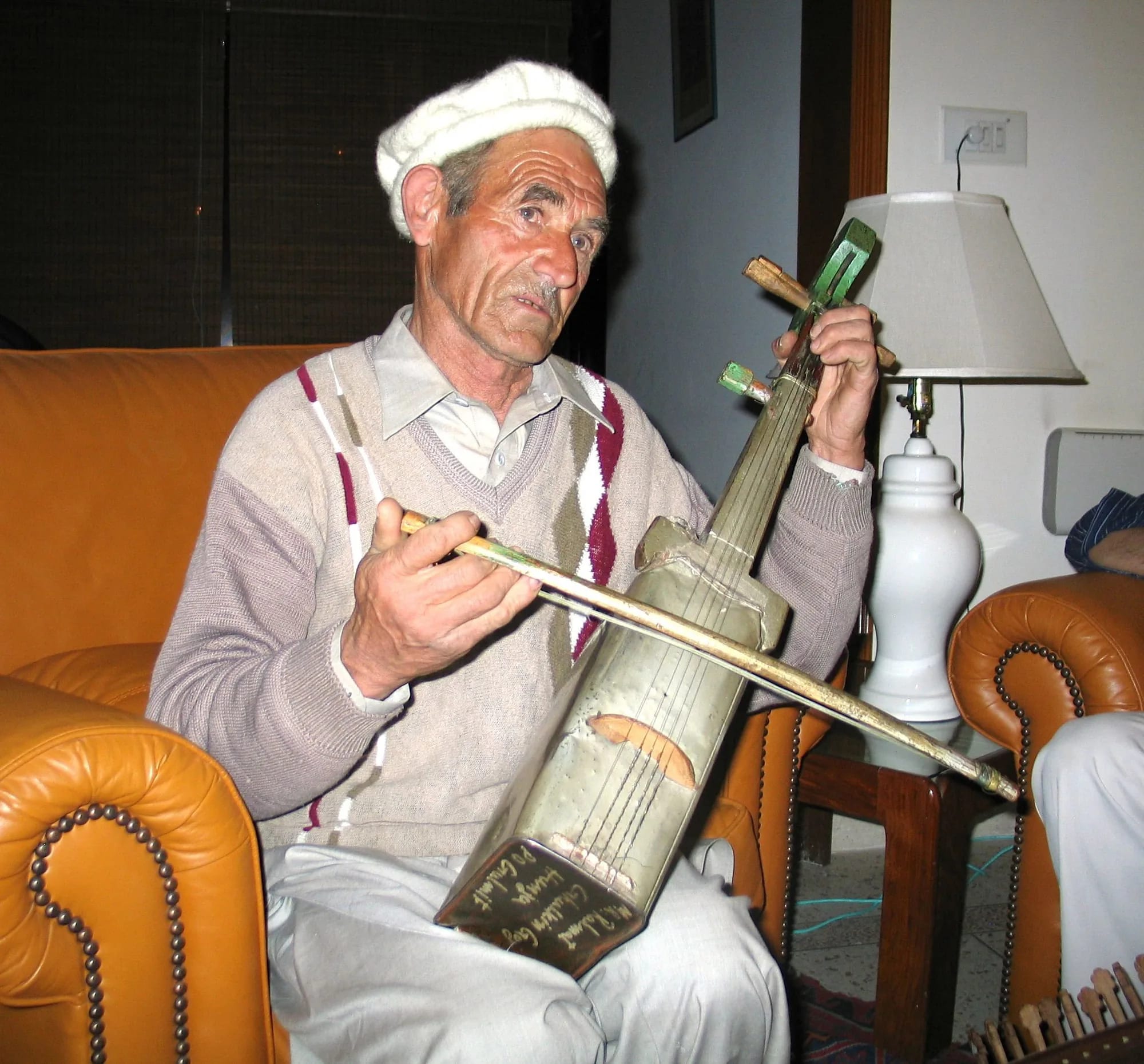 Rahmatullahbeg playing ghijak