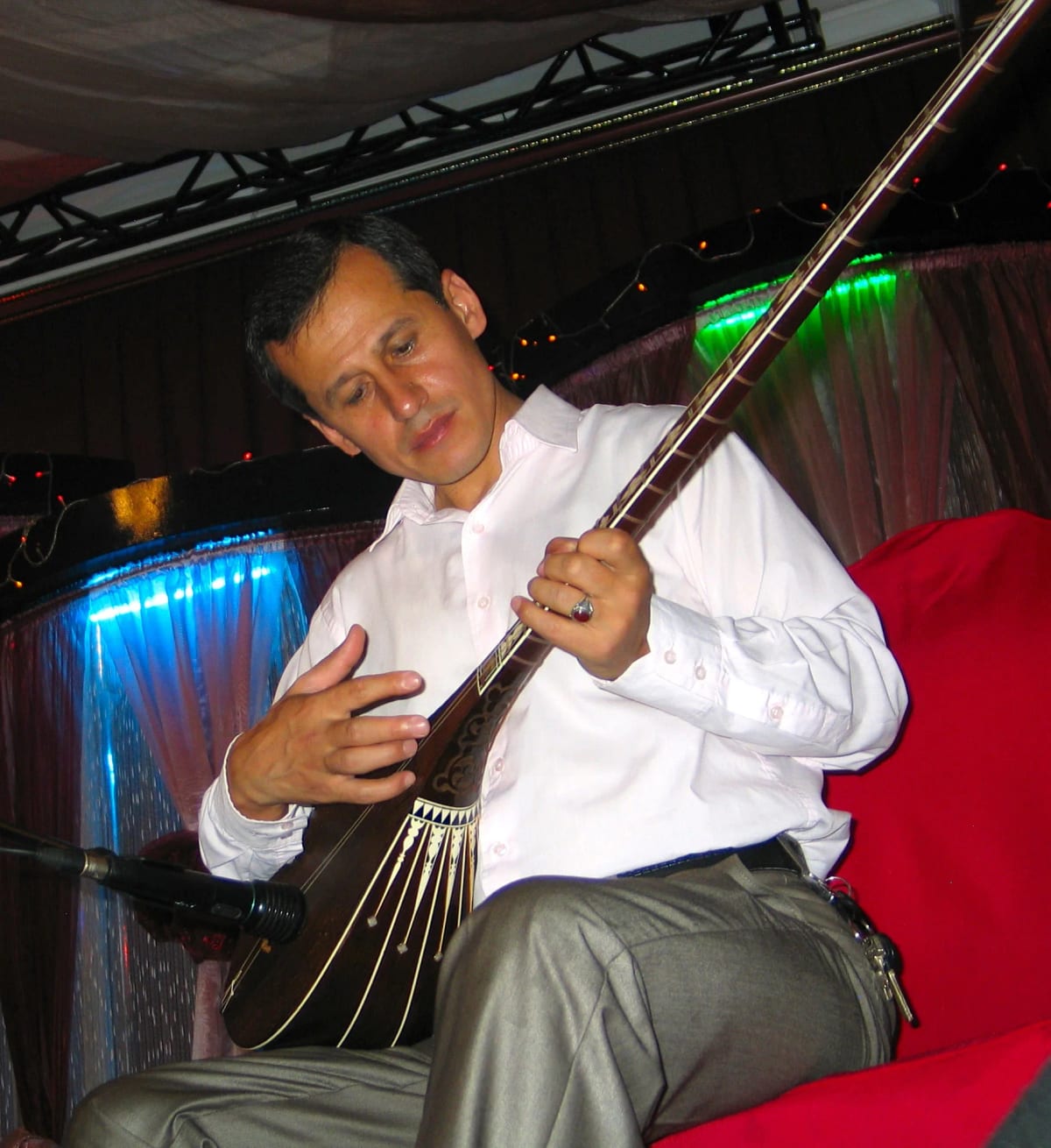 Sirojiddin Juraev playing dutor