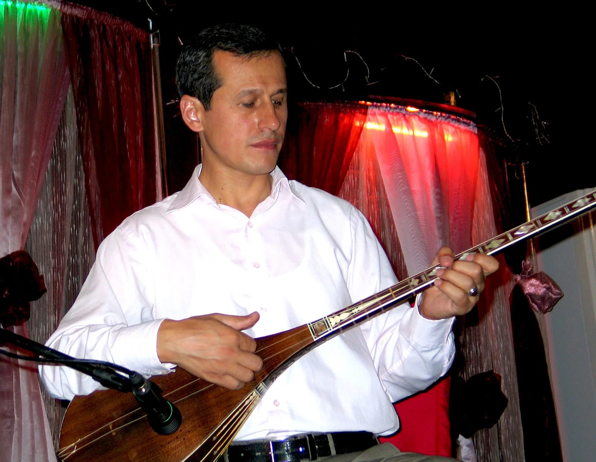 Sirojiddin Juraev playing dutor 2
