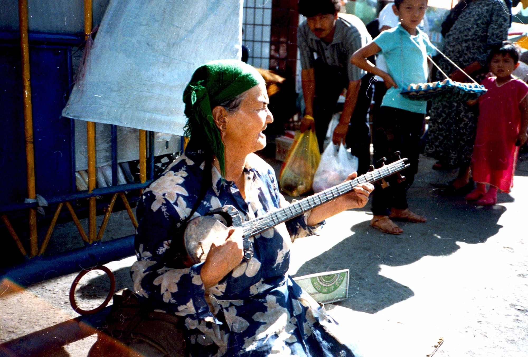 Tillahan-a Transient Musician-market in Urumchi